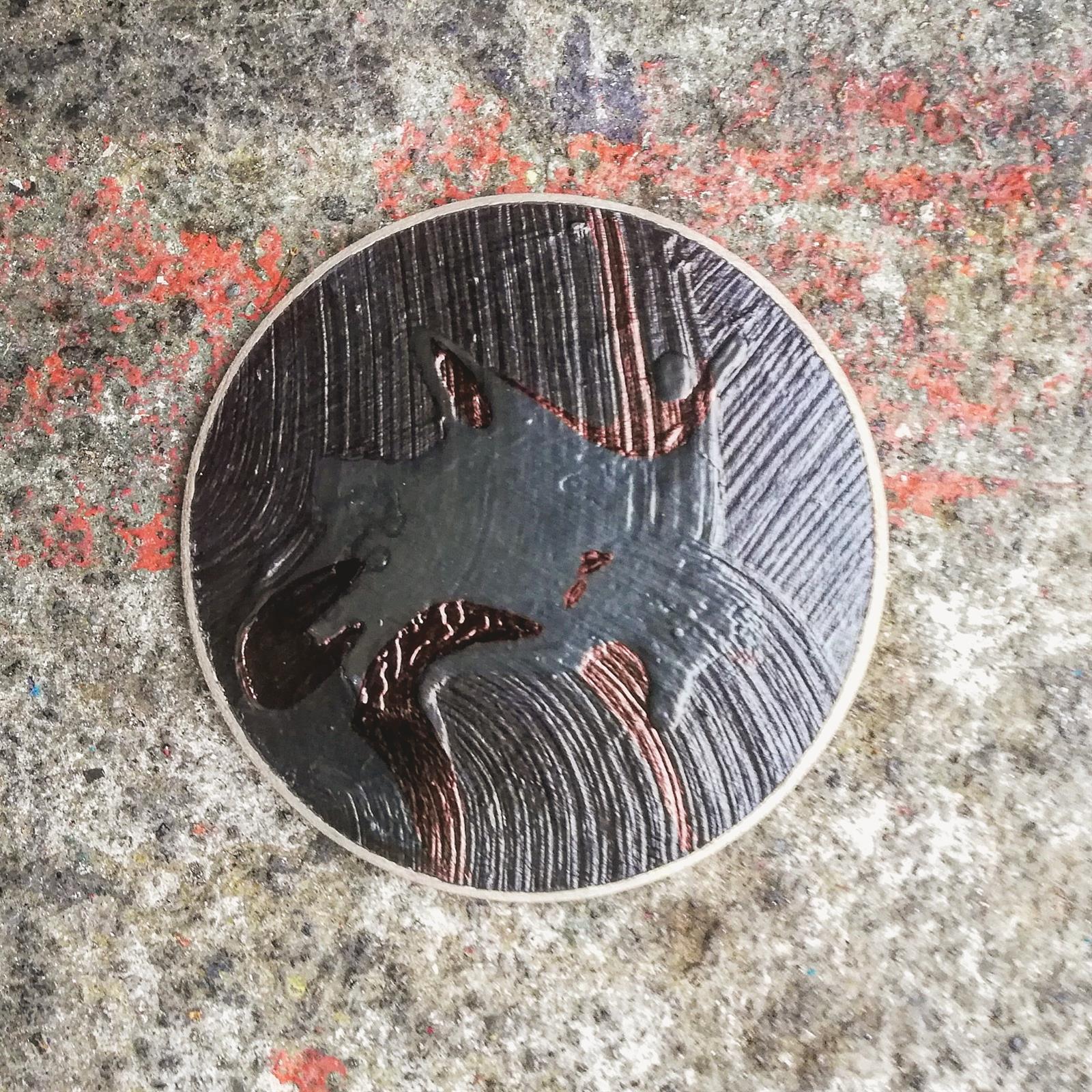 Moneta nomade | 2020 | diametro cm. 10 | Acrilici, incisioni e cera d'api su legno