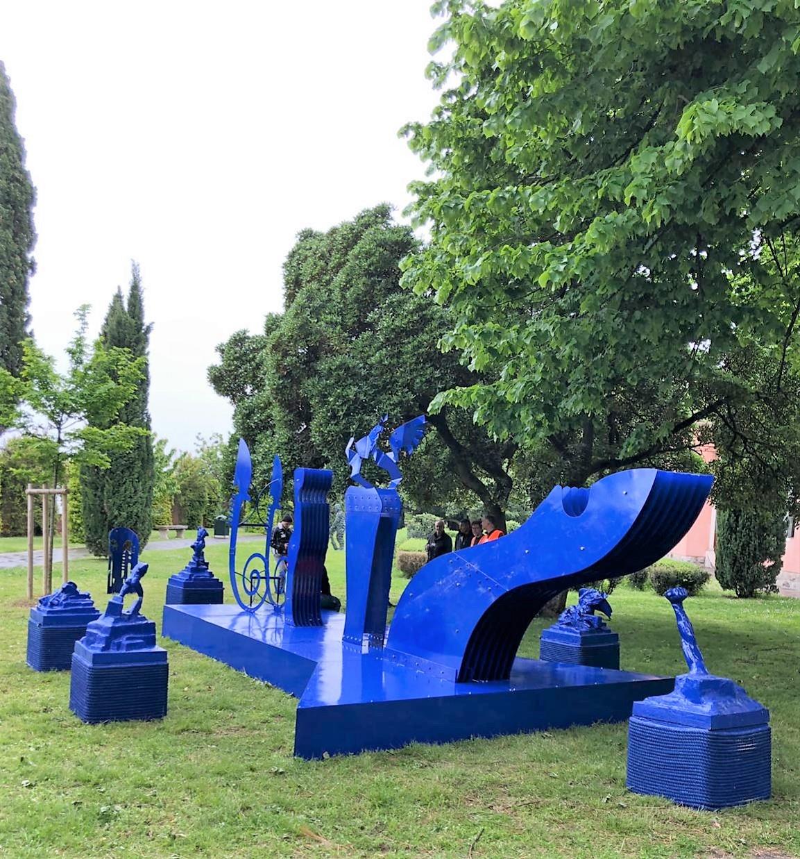 S-barca, realzzata da Giorgio Vicentini, Rocco Forgione, Alessandro Verdi, Gianni Bergamelli, Pier Antonio Volpini e Francesco Daminelli per la Fondazione Emilia Bosis | 2019 | Site specific - Parco dell'Isola di San Servolo, Venezia | Scultura in ferro blu