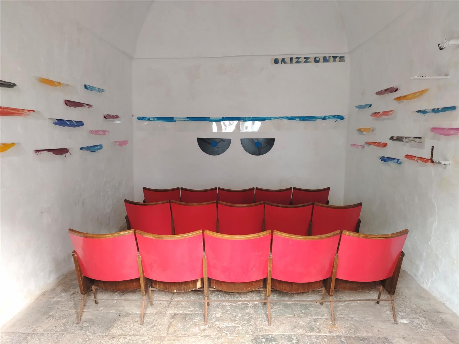 Orizzonte - Al Fulgor di Carovigno | 2025 | Installazione site-specific | Nel  silenzio di un antico spazio di Corso Vittorio Emanuele a Carovigno (Br) ho immerso su invito di Pierangelo Oliva un insieme di trasparenze dipinte in orizzontale, ventiquattro sculturine e un misterioso sguardo che protegge e contempla la scena. 